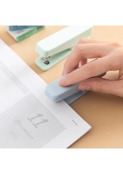 Yeşil Stil Saf Renk Taşınabilir Mini Zımba Zımba Seti 10 # Kırtasiye Ofis Ciltleme Aracı Okul Bağlayıcı Öğretmen Hediye F146 (Yurt Dışından) indirimleri