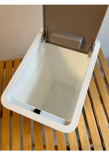 Beyaz Click Bas Aç Modern 8 Litre Çöp Kova