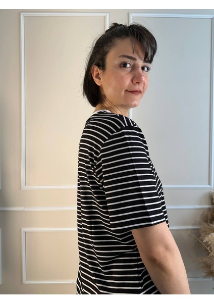 Siyah Beyaz Ince Çizgili Bisiklet Yaka T-Shirt fırsatları