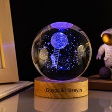 Keyfim Shop Işıklı Ahşap Kaideli Aya Çıkan Astronot Cam Küre 8cm*6cm