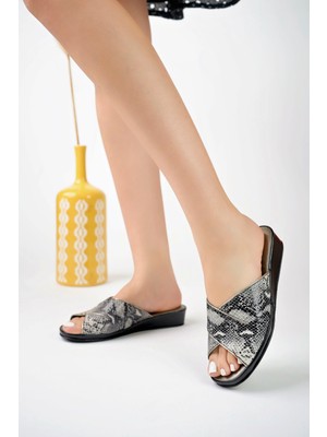 Akgün Terlik Kadın Bej Yılan Deri Şık Terlik