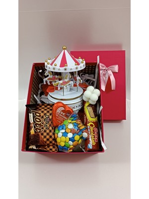 Sürpriz Sepeti 14 Şubat Sevgililer Günü Özel Konsept Atlıkarınca, Kek, Çikolatalı Gofret, Bonibon Vs Hediye Kutusu