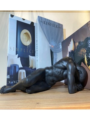 Klc Yatan Adam Heykel