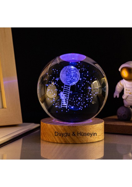 Işıklı Ahşap Kaideli Aya Çıkan Astronot Cam Küre 8cm*6cm