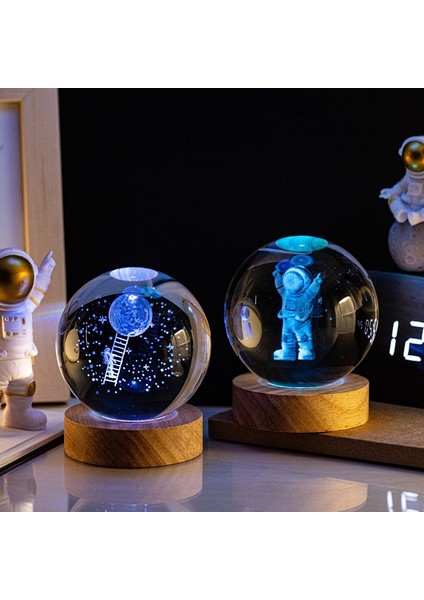 Işıklı Ahşap Kaideli Aya Çıkan Astronot Cam Küre 8cm*6cm