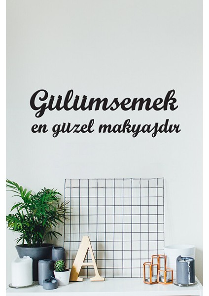 Ahşap Dekoratif Duvar Yazısı - Gülümsemek En Güzel Makyajdır