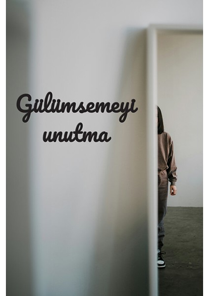 Ahşap Dekoratif Duvar Yazısı - Gülümsemeyi Unutma