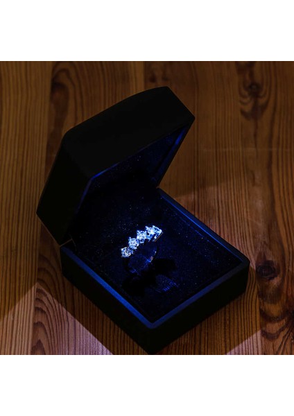 Gümüş Işıklı Kutulu 5 Taş Kadın Yüzük SL6565