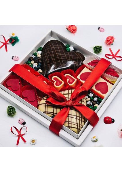 Sevgililer Günü Dark Kalp ve Figür Çikolata Kutusu fiyatları