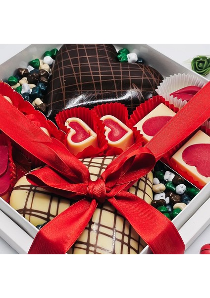 Sevgililer Günü Dark Kalp ve Figür Çikolata Kutusu fırsatları