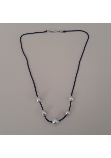 Lacivert Cam Boncuk Üzerine Beş Inci Kolye Şıklığınızın Tamamlayıcısı Kolye [kolye Uzunluğu 52 Cm..