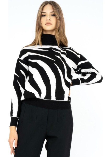 On Fashion 23374-23K Dik Yaka Omuzu Açık Zebra Kazak