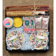 Fiorella Gift El Yapımı Çini Fincan Seti & Mum & Kahve & Tütsülük ve 1 Paket Tütsü & Mendil & Hediye Seti &  Hediye Kutusu & Doğum Günü & Sevgili & Yeni Iş Terfi