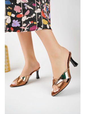Akgün Terlik Kadın Bakır Rugan Topuklu Şık Terlik