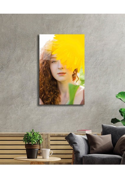 Sarı Çiçek ve Kadın Cam Tablo A Lady And Yellow Flower