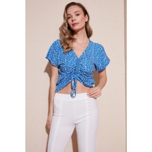 Lela Desenli Önü Büzgülü V Yaka Crop Bluz Bayan Bluz 5864486Y4