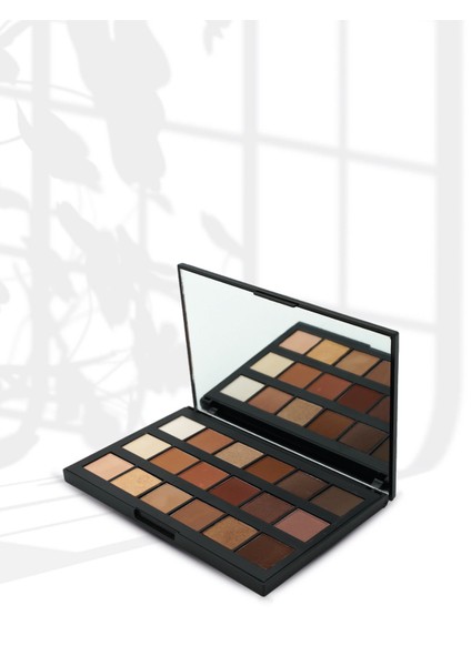 18 Eyeshadow Palette Black Colour 104