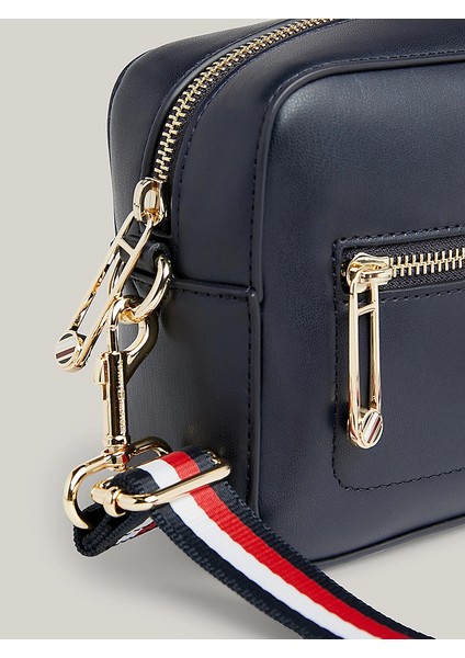 Tommy Hilfiger Kadın Logolu Deri Kart Bölmeli Günlük Kullanım Lacivert Omuz Çantası AW0AW15864-DW6