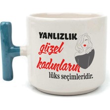 Mor Mürekkep Yalnızlık Güzel Kadınların Lüks Seçimleridir Baskılı Kadınlar Günü Mavi Kulplu T Kupa