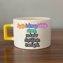 Mor Mürekkep Ayağa Kalkmayı Bildiğin Sürece Baskılı Kadınlar Günü Sarı Kulplu C Fincan