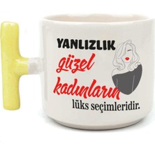 Mor Mürekkep Yalnızlık Güzel Kadınların Lüks Seçimleridir Baskılı Kadınlar Günü Sarı Kulplu T Kupa