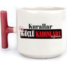 Mor Mürekkep Kurallar Güçlü Kadınları Bağlamaz Baskılı Kadınlar Günü Kırmızı Kulplu T Kupa