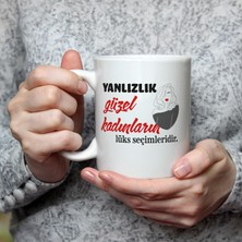 Mor Mürekkep Yalnızlık Güzel Kadınların Lüks Seçimleridir Baskılı Kadınlar Günü Beyaz Kupa