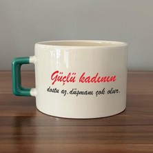 Mor Mürekkep Güçlü Kadının Dostu Az, Düşmanı Çok Olur Baskılı Kadınlar Günü Yeşil Kulplu C Fincan