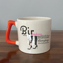 Mor Mürekkep Bir Kadına Doğru Ayakkabıları Verirseniz Baskılı Kadınlar Günü Turuncu Kulplu D Kupa