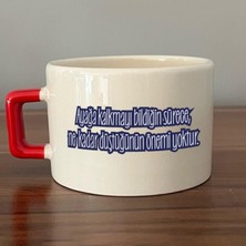 Mor Mürekkep Ayağa Kalkmayı Bildiğin Sürece Renksiz Baskılı Kırmızı Kulplu C Fincan