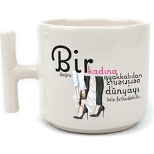 Mor Mürekkep Bir Kadına Doğru Ayakkabıları Verirseniz Baskılı Kadınlar Günü Beyaz Kulplu T Kupa