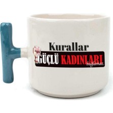 Mor Mürekkep Kurallar Güçlü Kadınları Bağlamaz Baskılı Kadınlar Günü Mavi Kulplu T Kupa