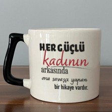 Mor Mürekkep Her Güçlü Kadının Arkasında Baskılı Kadınlar Günü Siyah Kulplu D Kupa