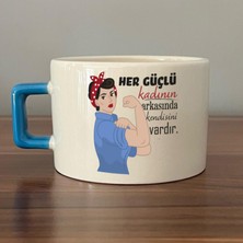 Mor Mürekkep Her Güçlü Kadının Arkasında Kendisi Vardır Baskılı Kadınlar Günü Mavi Kulplu C Fincan