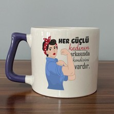Mor Mürekkep Her Güçlü Kadının Arkasında Kendisi Vardır Baskılı Kadınlar Günü Mor Kulplu D Kupa