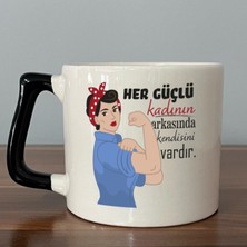Mor Mürekkep Her Güçlü Kadının Arkasında Kendisi Vardır Baskılı Kadınlar Günü Siyah Kulplu D Kupa