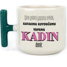 Mor Mürekkep Işine Geleni Yapana Erkek Baskılı Kadınlar Günü Yeşil Kulplu T Kupa