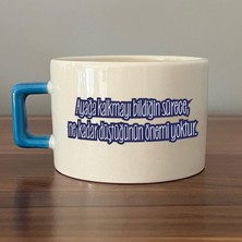 Mor Mürekkep Ayağa Kalkmayı Bildiğin Sürece Renksiz Baskılı Mavi Kulplu C Fincan