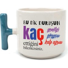 Mor Mürekkep Bu Dik Duruşun Baskılı Kadınlar Günü Mavi Kulplu T Kupa