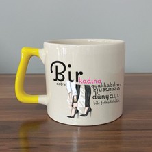 Mor Mürekkep Bir Kadına Doğru Ayakkabıları Verirseniz Baskılı Kadınlar Günü Sarı Kulplu D Kupa