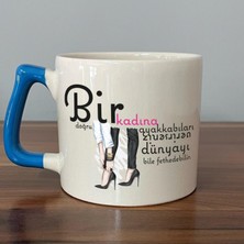 Mor Mürekkep Bir Kadına Doğru Ayakkabıları Verirseniz Baskılı Kadınlar Günü Mavi Kulplu D Kupa