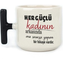 Mor Mürekkep Her Güçlü Kadının Arkasında Baskılı Kadınlar Günü Siyah Kulplu T Kupa