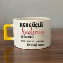 Mor Mürekkep Her Güçlü Kadının Arkasında Baskılı Kadınlar Günü Sarı Kulplu C Fincan