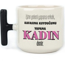 Mor Mürekkep Işine Geleni Yapana Erkek Baskılı Kadınlar Günü Siyah Kulplu T Kupa