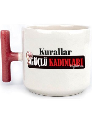 Mor Mürekkep Kurallar Güçlü Kadınları Bağlamaz Baskılı Kadınlar Günü Kırmızı Kulplu T Kupa