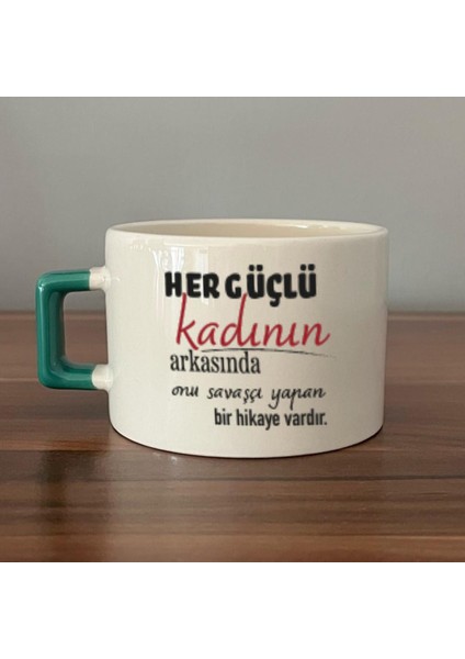Her Güçlü Kadının Arkasında Baskılı Kadınlar Günü Yeşil Kulplu C Fincan