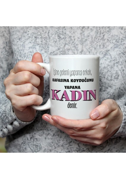 Işine Geleni Yapana Erkek Baskılı Kadınlar Günü Beyaz Kupa