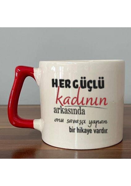 Her Güçlü Kadının Arkasında Baskılı Kadınlar Günü Kırmızı Kulplu D Kupa