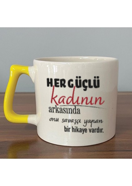 Her Güçlü Kadının Arkasında Baskılı Kadınlar Günü Sarı Kulplu D Kupa