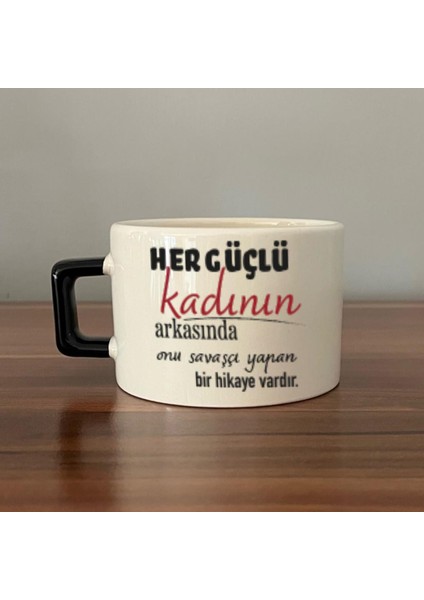 Her Güçlü Kadının Arkasında Baskılı Kadınlar Günü Siyah Kulplu C Fincan